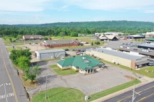 With high traffic visibility in the middle of Russellville's hustle and bustle, Parkway Drive frontage and minutes to I-40 and Hwy 64, you have over 4000 sqft of office space with a separate suite perfect for multiple tenant situation. Great set up for any type of medical facility having multiple exam rooms with sinks/plumbing, offices, nurse stations, potential laboratory, and receptionist area.