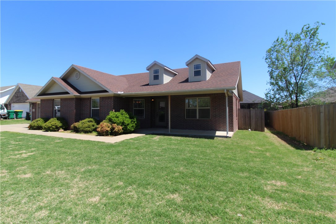 This beautiful home is perfect for a first-time home buyer! Great split plan lay-out with vaulted ceiling in living room. Beautiful cabinets in large eat-in kitchen. Jacuzzi tub, shower in master bath, and large walk-in closet in master suite. A lot of house for the price with privacy fence around back yard with patio, landscaping in front yard.