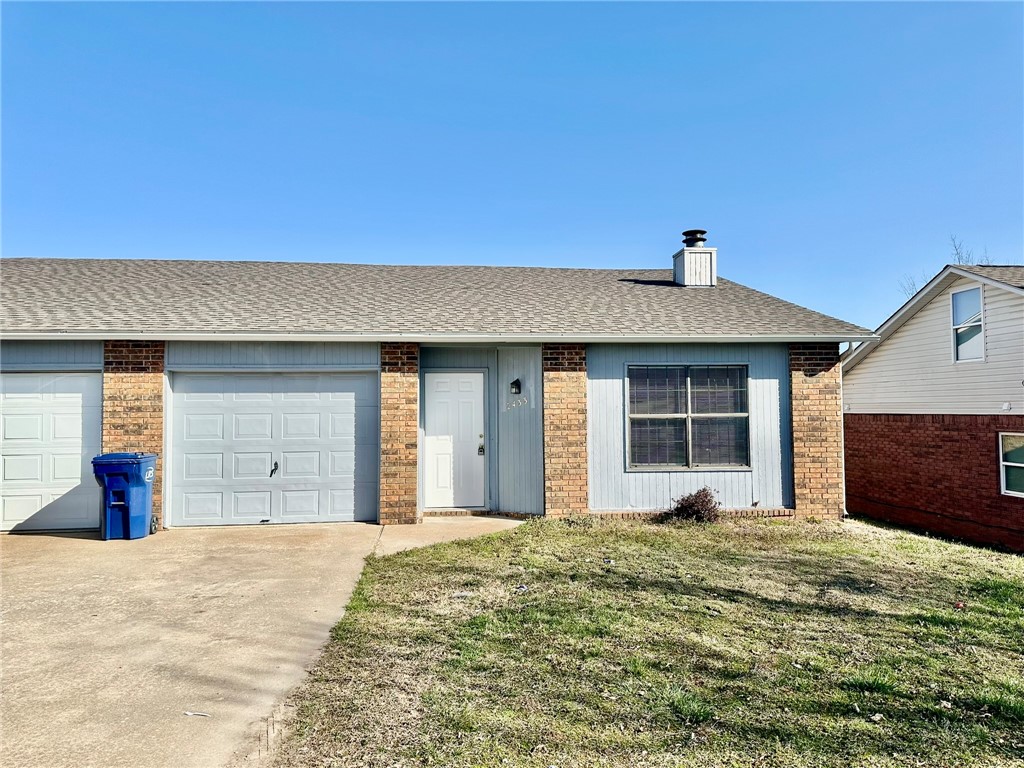Nicely updated 2 bedroom 2 bath duplex centrally located in Rogers. Home has fresh paint throughout and new carpet in bedrooms and living room. Wood burning fireplace and fenced back yard. Located very close to Rogers Aquatic Center, and near shopping at Pinnacle Mall, and easy access to I-49.** $250 pet fee per pet.**