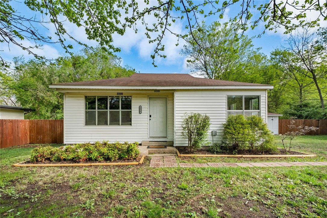 Immediately available 2 bedroom 1 bathroom single family home home for rent right off of I-49 on Wedington. 5 min drive from the U of A campus! All appliances are included with the home. Pets to be considered.