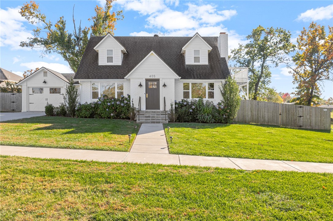 Beautifully renovated modern cottage in Downtown Bentonville. This home sits on an oversized private and serene lot in one of the most thriving communities in NW Arkansas. Walk or bike to Park Springs Park and all things the Bentonville Square has to offer! Quick access to Crystal Bridges, The Momentary, The Ledger, and many other restaurants and attractions. 2022 renovation included a 600sf primary suite main level addition offering a quaint sitting area, access to private back patio, large ensuite bathroom with double vanities, walk-in shower and deep soaker tub. Chef's kitchen received a full renovation to include high-end Bosch double convection ovens, Thermador gas cooktop, large apron sink, oversized island with built in microwave, and banquette eat-in area. Other amazing finishes include blue stone front steps and back patio, large laundry room with Blanco sink, new windows, hardwood floors throughout, modern floor to ceiling gas fireplace and rejuvenation fixtures and hardware. This one won't last long!