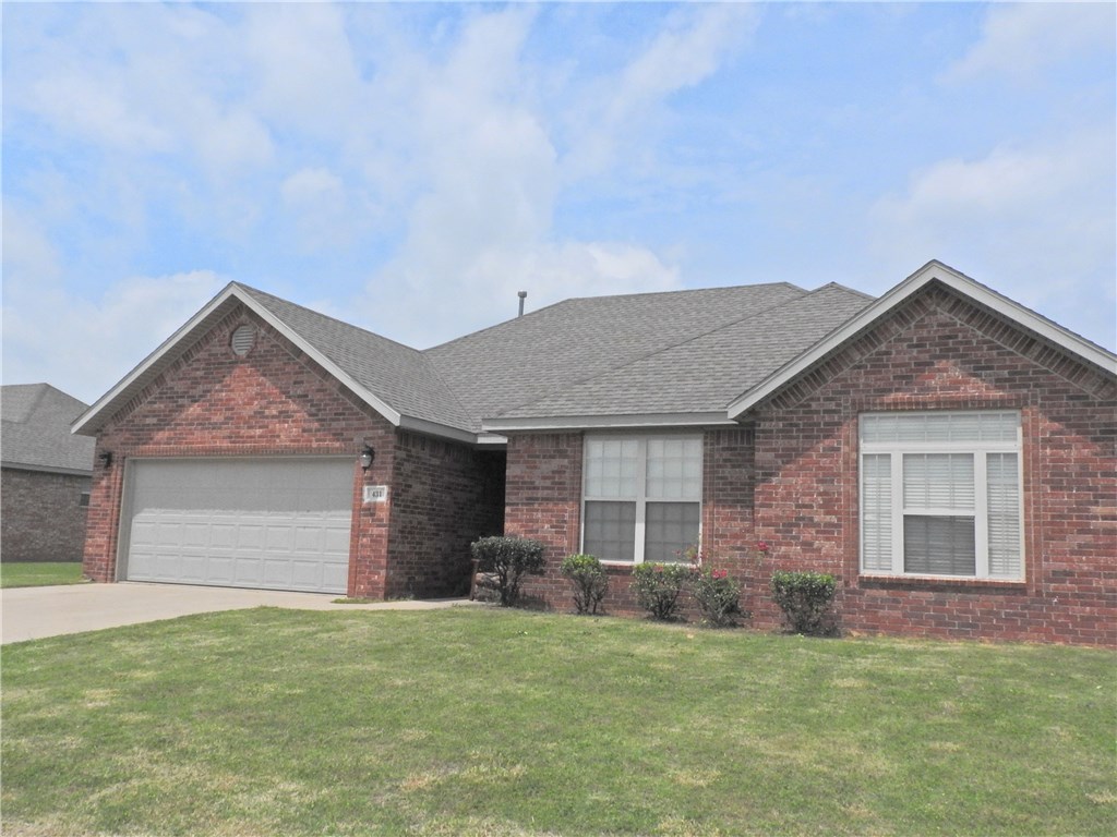 great Home- Like new fenced yard Large master with walk in closet and jetted tub. Refrigerator, Washer & Dryer furnished