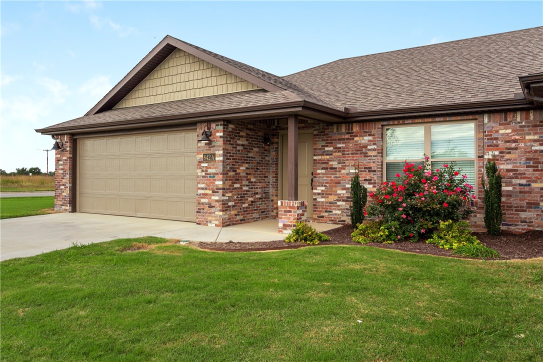 Great townhome in a desirable location. Granite countertops with stainless appliances including a fridge. Young Elementary, Hellstern Middle, Central Junior, Har-Ber High School