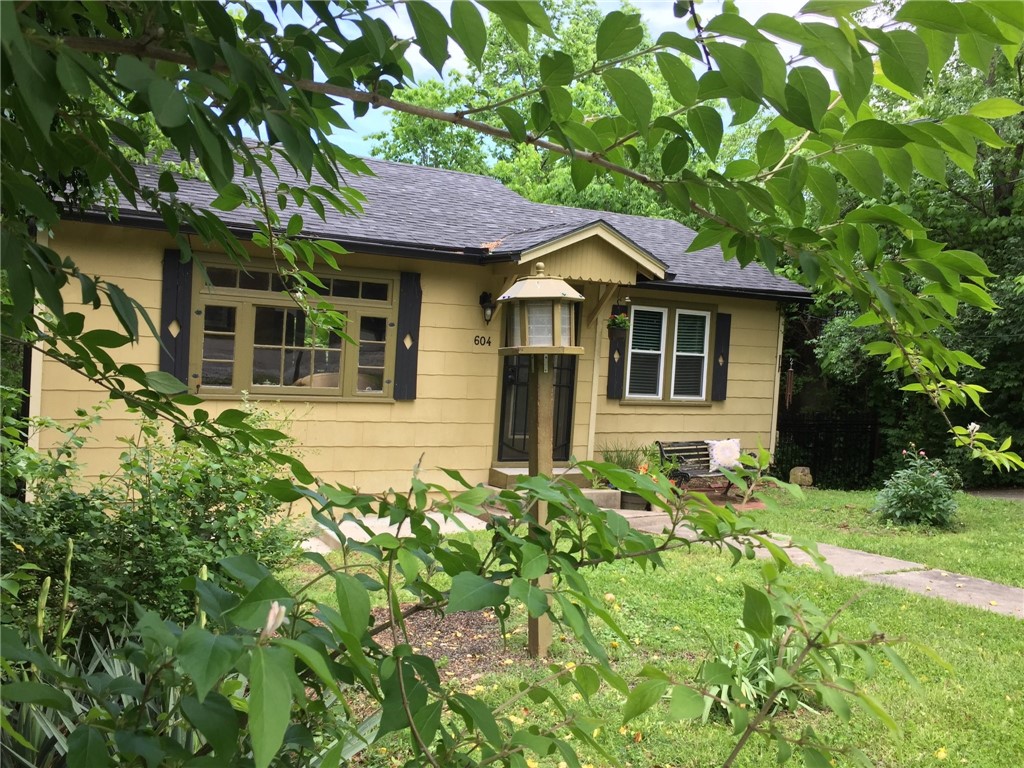 Fabulous Location, perfect for an urban professional. Clean, freshly renovated apartment. Well located at the edge of the Historical District on Mount Sequoyah. 1 mile from middle of Dickson St. Can see Old Main from the driveway. 1 bedroom, 950 square foot duplex. Modern Conveniences including gas stove, W/D, disposal, ice maker. Access to backyard, grill & fire pit. Off-street parking. $950 per month. Water, sewer & gas paid. No smoking, no pets. $950 deposit required. Available 10/29.