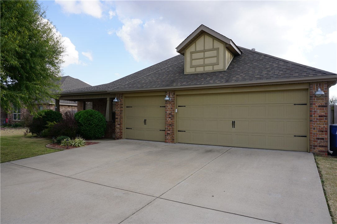 Immaculate one level home with 3 car garage! Large open living room with vaulted ceilings and beautiful ceramic wood-like tile.  Kitchen is open to living area with granite counters, stainless steel appliances and gas stove. Master bedroom has huge walk-in closet that leads to utility room. Master bath has double vanities with walk-in shower & whirlpool tub. Enjoy sitting on the front porch or under the large covered patio overlooking large backyard. Easy access to Hwy 72 & Hwy 102 and only 3.5 miles to downtown Bentonville. Located on quiet cul-de-sac and shows like a dream!