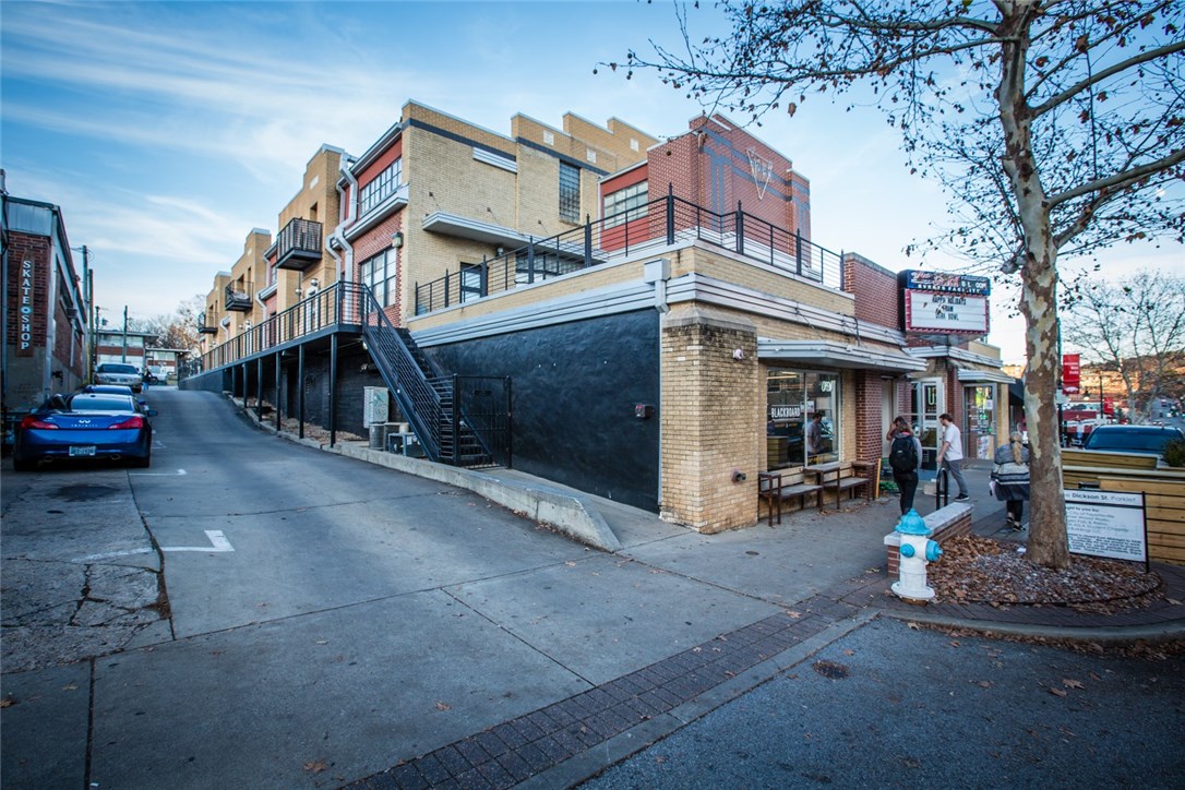 Location! Location! Location! This modern-contemporary condo sits in the heart of Fayetteville's Entertainment District.  Live the tradition that is Dickson Street with access to the U of A campus, the Razorback Greenway trail system, shopping, restaurants, and so much more!  Perfect for student living, young professionals, or alumni who want to CALL THOSE HOGS with a weekend retreat to NWA.  Private Balcony, parking, and discreet entrance make this the best kept secret on Dickson.  Come see!