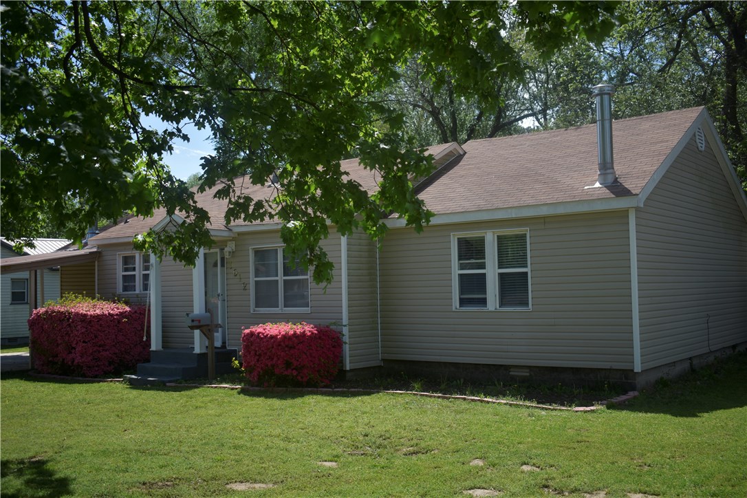 You don't want to miss out on this charming house 3 bedrooms, 2 baths.  In a established neighborhood near downtown rogers.  Beautiful large backyard on a corner lot.  Full one year warranty included with purchase. Kitchen has plenty of counter space.  Spacious living room/dinning room. A must see!