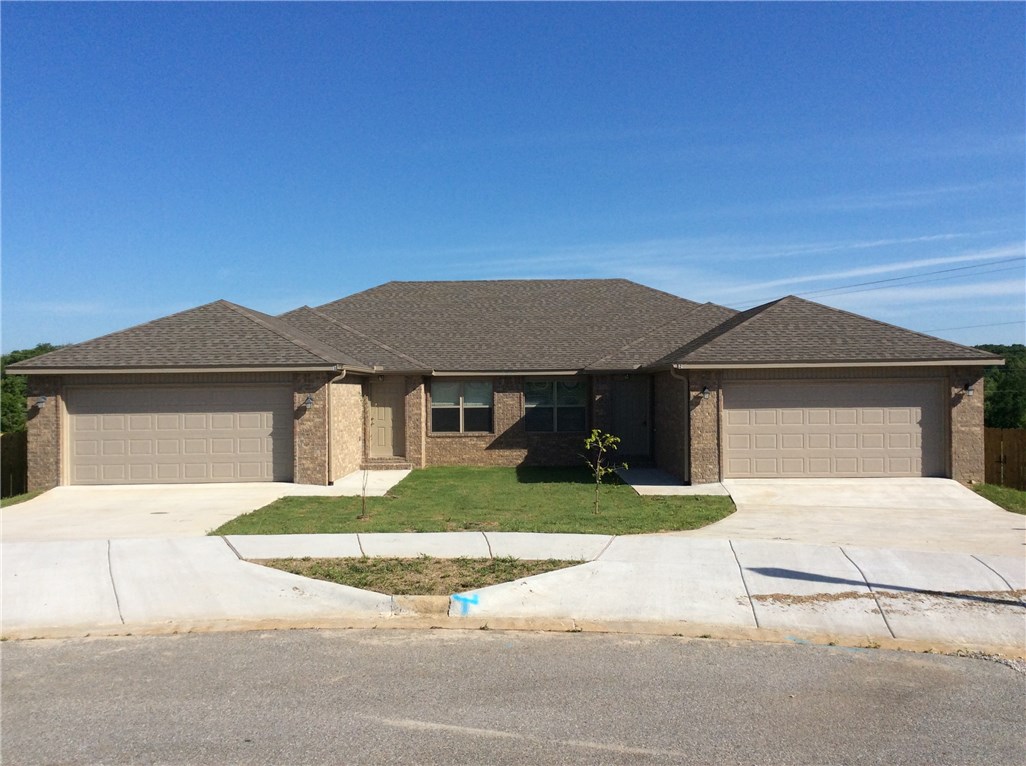 NEW CONSTRUCTION!! 3 bed, 2 bath duplex in Bentonville. Comes with all appliances. Granite countertops in kitchen and bathrooms!