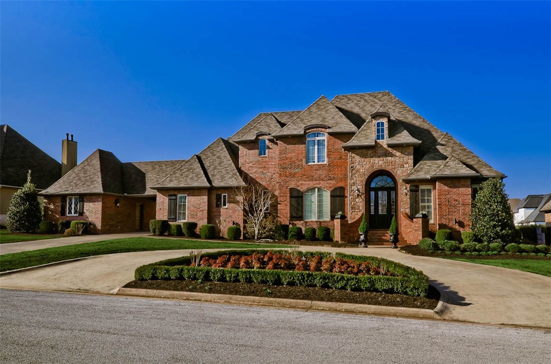 Gorgeous Pinnacle Estate With All New Modern Updates! Oversized Living Area w/ Side Bar. Gourmet Kitchen W/Sub-Zero Fridge, Built-In Steamer, Ice Machine & Expresso Bar. New Master Spa Area W/Soaking Tub and Walk-In Shower That Will Take Your Breath Away!!Washer & Dryer Hook-Ups Both Up Stairs & Down. New Lighting & Paint Throughout Home.