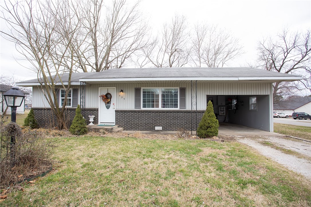 Come and see this GEM in the middle of Pea Ridge. Completely redone on the inside with custom cabinets, new flooring, granite counter tops, refinished and repainted walls. The house also has a new furnace. This house is next to new on the inside. It is convenient to shopping and still with the privacy of a nice neigborhood.