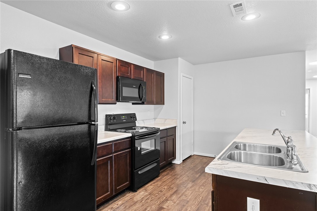 Holland Crossing Comm Sub - Residential Lease