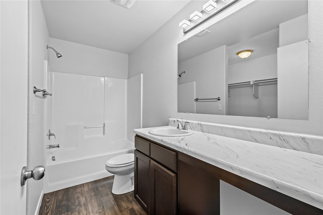 Holland Crossing Comm Sub - Residential Lease
