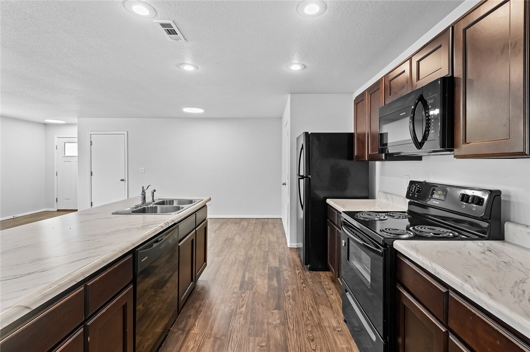 Holland Crossing Comm Sub - Residential Lease