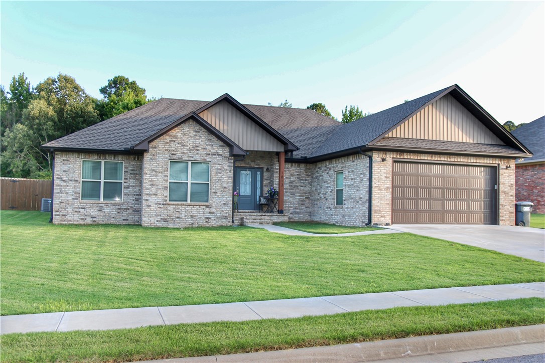 This beautiful and beautifully maintained home in West Russellville has a unique floor plan that really stands out.  4 Bedroom 2 Bath, split floorplan is close to everything you need.  The home was built in 2023, but it looks like it was finished last week! Granite Countertops and lots of upgrades.  Don't miss out on this one!