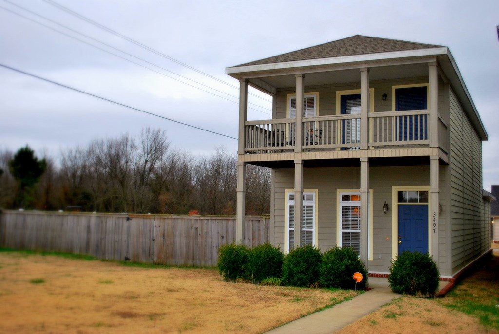3 bedroom, 2.5 bath home. Open floor plan, hardwood floors, granite counter tops, near I-49, schools, golf, parks, short drive to U of A. Community pool.