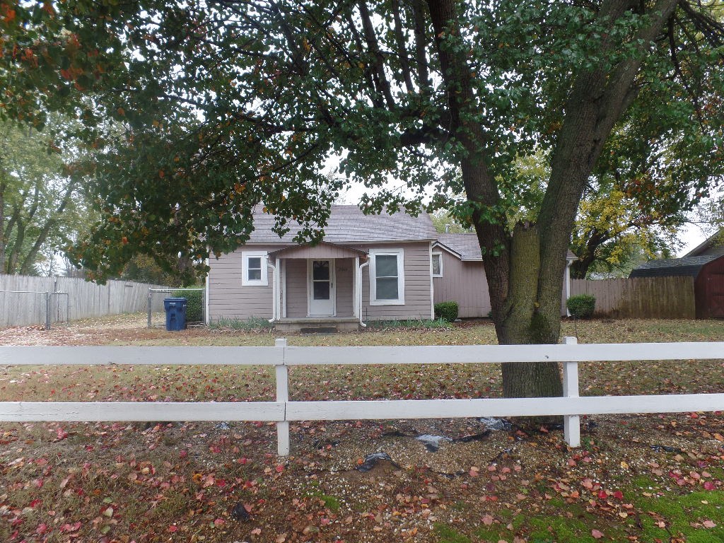 Excellent location! Walking distance to JBU, downtown Siloam and walking trails. Previously rented for $750/mo. Large fenced backyard. New roof in 2011, storage shed/workshop 10x10, new bathroom flooring in 2016. Additional list of home improvements attached. Has a nice sunroom and the kitchen is open to the living room. Great rental investment or 1st time buyer!