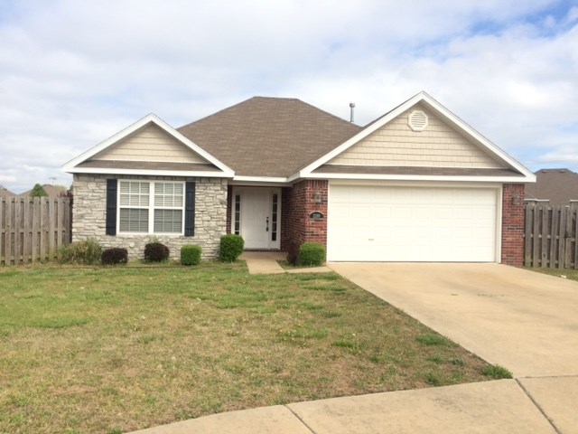 Great 3 bedroom, 2 bath home in convenient location