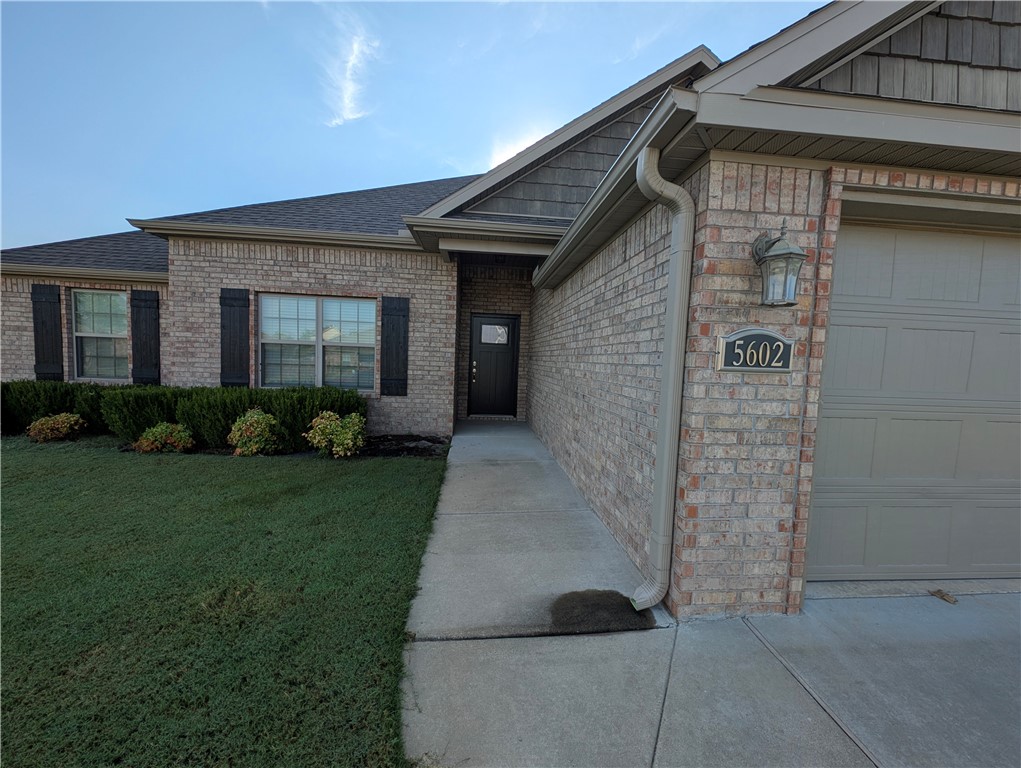 This all brick, four bedroom, open concept, split floor plan is situated perfectly in between Bentonville and Fayetteville. Home features stainless steel appliances, custom cabinets, granite counter tops throughout, ceramic wood look tile in all wet and living areas, and carpet in the bedrooms. Hard to find this quality in a central location at this price! Call for more information!  Pets Welcome!