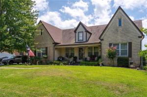 Vintage home, (spotless), run lamplighter B&B with 6 bedrooms, 5 baths, 2 story home with 3 levels plus basement.140 feet river front Gorgeous river front view one of a kind unique home. Ozark icon.