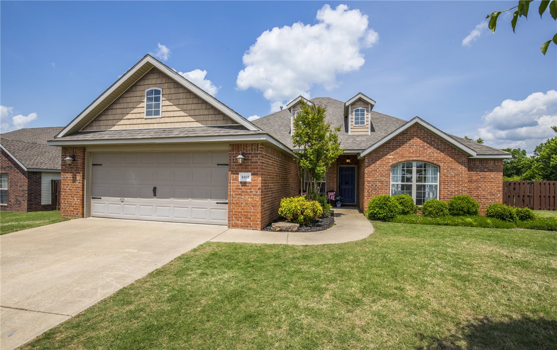 This beautiful home features high ceilings in the living area, eat in kitchen, large walk in closet in master bedroom, and split floor plan. Enjoy your covered patio in privacy with your fully fenced backyard.  Home located in Farmington School District.