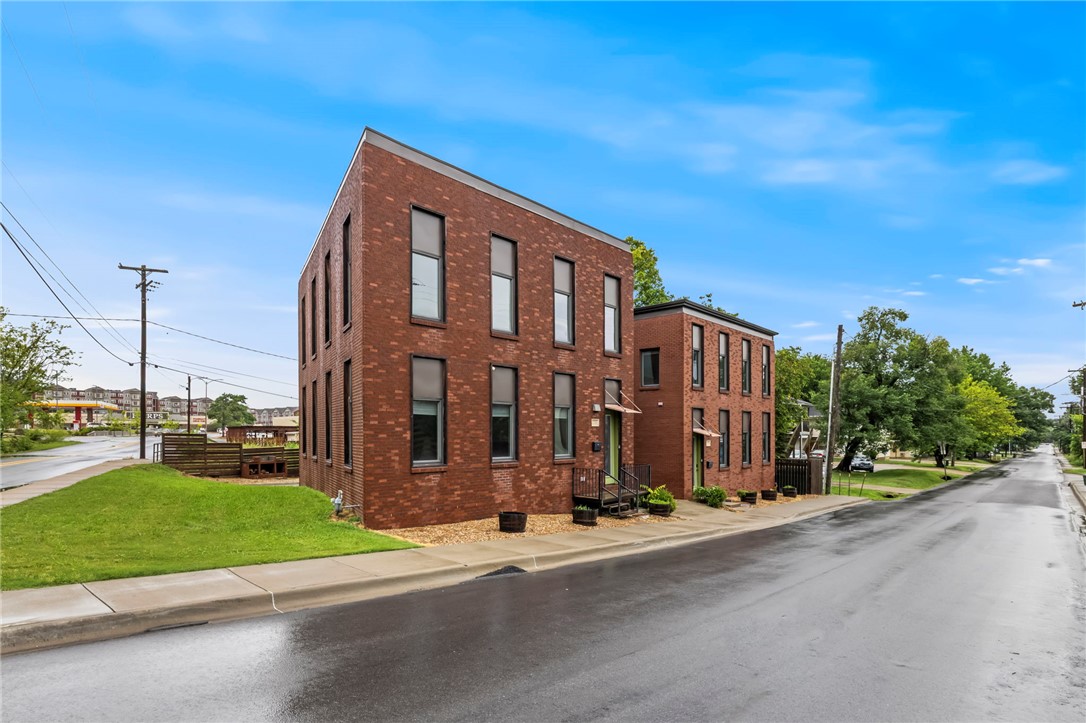 Located just off Garland Avenue and within walking distance of the University of Arkansas, this property puts Fayetteville's best attractions at your doorstep. Enjoy easy access to Razorback games, Wilson Park, the Razorback Greenway, Dickson Street, and the Fayetteville Square. Currently operating as a successful Airbnb, this property offers excellent flexibility as a primary residence, student rental, game day retreat, or investment property. A rare opportunity to own in one of Fayetteville's most desirable locations.