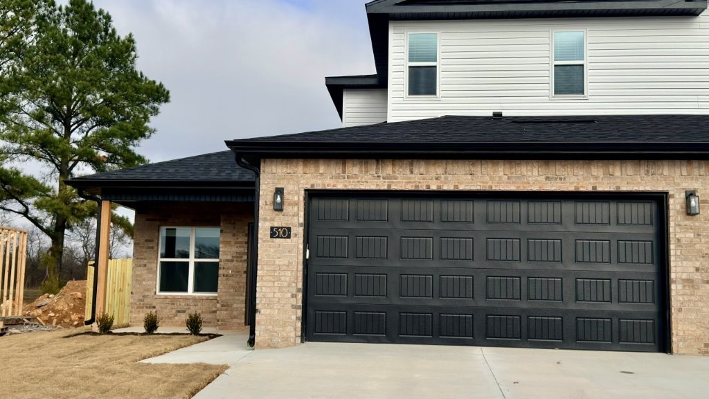 Brand-new 3BR/2.5BA duplex/townhome for rent in Centerton. This home offers an open-concept layout with granite countertops, a large-capacity refrigerator, stainless steel appliances, and luxury vinyl plank flooring on the main level, with upgraded carpet in all upstairs bedrooms. A washer and dryer are included, along with a spacious storage area under the stairs. The attached 2-car garage features an EV charging plug, and the wood-fenced backyard provides a private outdoor space. Conveniently located near downtown, local schools, and the Walmart Distribution Center. Tenants are responsible for all utilities and lawn Care.