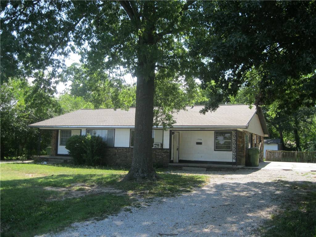 2 bed 1 bath duplex across the street from the Rogers Heritage High School football field. Minutes from downtown Rogers !!