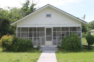 This house would make a great starter home. It is a 3 bedroom 1 bath or possible 2 bedroom and a  study/home office with 2 screened in porches an asphalt drive. It is located just down the road from London Elementry. The detached garage also has a separate shop in the back with a work bench to tinker at. Along with a concrete ramp perfect for being able to pull your lawn mower in for storage.