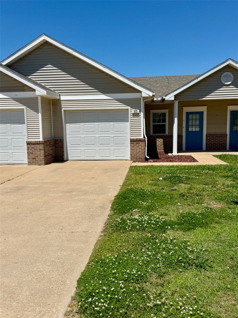 2 bedroom, 1.5 bath duplex located in the heart of Rogers. Unit has a one car garage attached. Coventry Meadows is a quiet cul-de-sac street.  Apply at www.primenwa.com