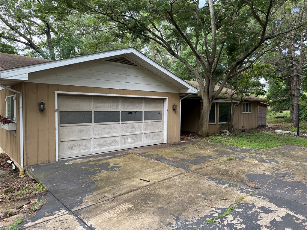 Close to Lake and River Access. Come take a look at this home in Lakeview Arkansas. You will love the location and the spacious rooms! Call today to schedule a look.
