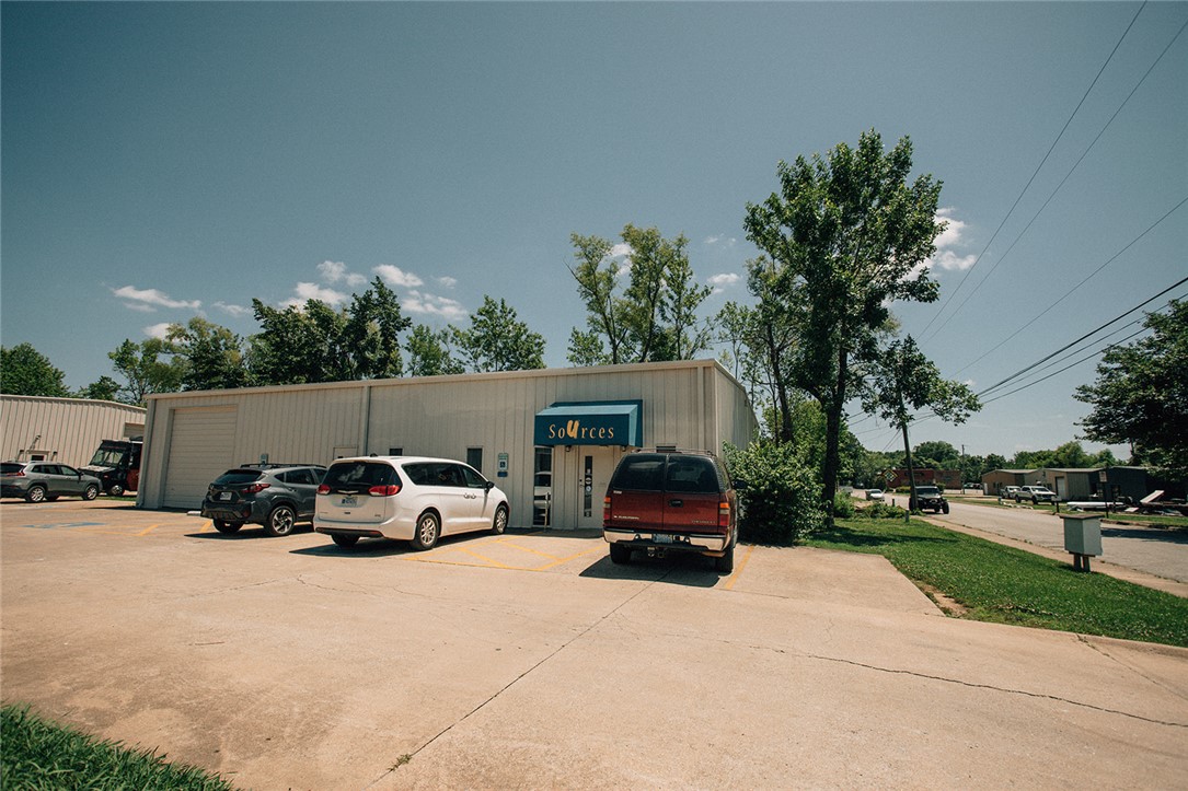 Midline is a dynamic multi-building district located in the heart of Fayetteville, offering an unmatched live-work-play environment. Anchored by Fossil Cove Brewing Co., this destination provides flexibility for retail, service, and creative office uses. Tenants benefit from strong connectivity via the Razorback Greenway, ensuring steady bike and pedestrian traffic drawn from surrounding neighborhoods.