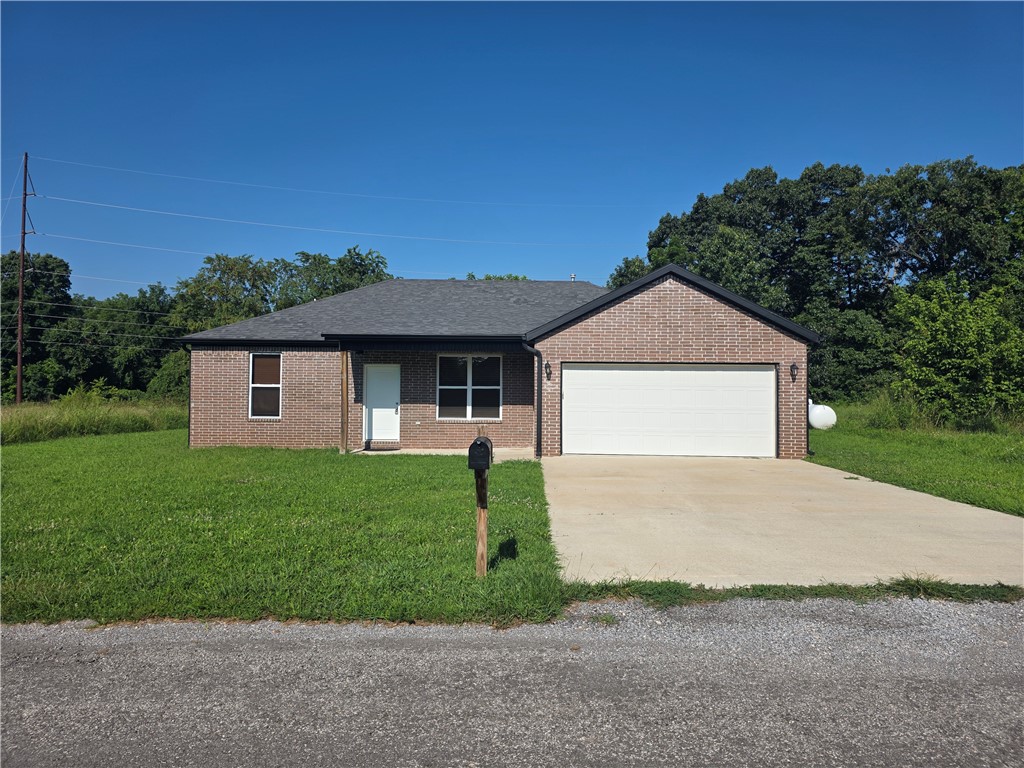 3-bedroom, 2-bath home in Bella Vista with quick access to the new bypass—just 2 minutes away—and only a 20-minute drive to Bentonville Square. This home features a desirable split floor plan, a spacious primary suite with a walk-in closet, and vaulted ceilings in the living room for an open, airy feel. Enjoy granite countertops, solid surface flooring in the common areas, tiled bathrooms, carpeted bedrooms, and a 2-car garage for added convenience.**$250 non-refundable pet fee per pet**