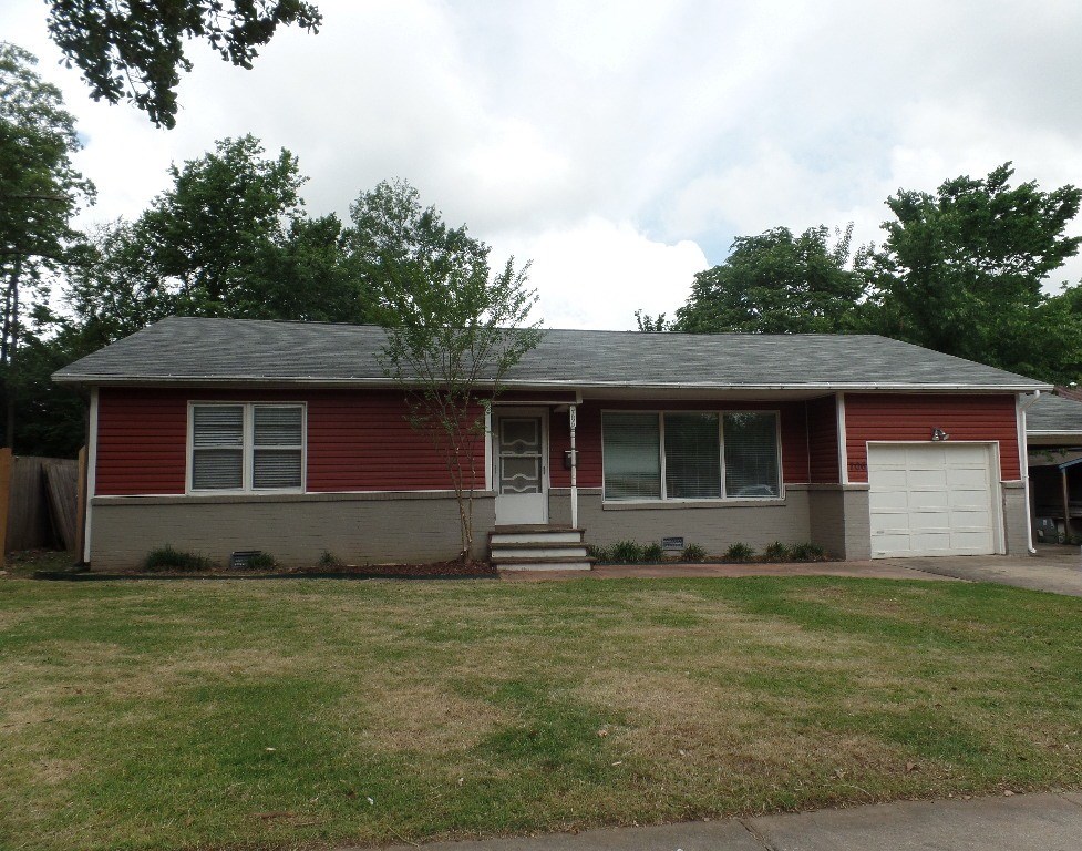 Adorable house with lots of room and character for the price. This house is within walking distance to downtown and Siloam Springs schools. 4BR/2.5BA fenced backyard, storage building, sunroom, maintenance free exterior. Carport and garage. New carpet, new roof in​​‌​​​​‌​‌​​​‌‌​​​‌‌‌​​‌​​‌‌​​​​ 2013.