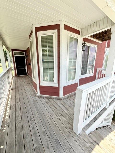 **1/2 OFF FIRST FULL MONTH'S RENT!** Prime University of Arkansas location! Spacious 4-bedroom, 3.5-bath townhome just blocks from the U of A campus, ideal off-campus housing for students, roommates, graduate students, faculty, or professionals. Walk, bike, or ride the fare-free Razorback Transit to class, Dickson Street, Razorback Stadium, restaurants, shopping, and downtown Fayetteville. Open floor plan with a deluxe kitchen featuring granite countertops, white subway tile backsplash, stainless steel appliances, pantry, and abundant cabinetry. Spacious bedrooms offer generous closets. Jack-and-Jill bath includes double vanities and custom cabinetry, plus additional baths for convenience. Applications are processed in the order received, and an approved application with deposit secures the home. Beware of scams, we only accept applications through our secure online portal. Perfect for University of Arkansas students seeking off-campus housing near U of A, Dickson Street, and downtown Fayetteville.
