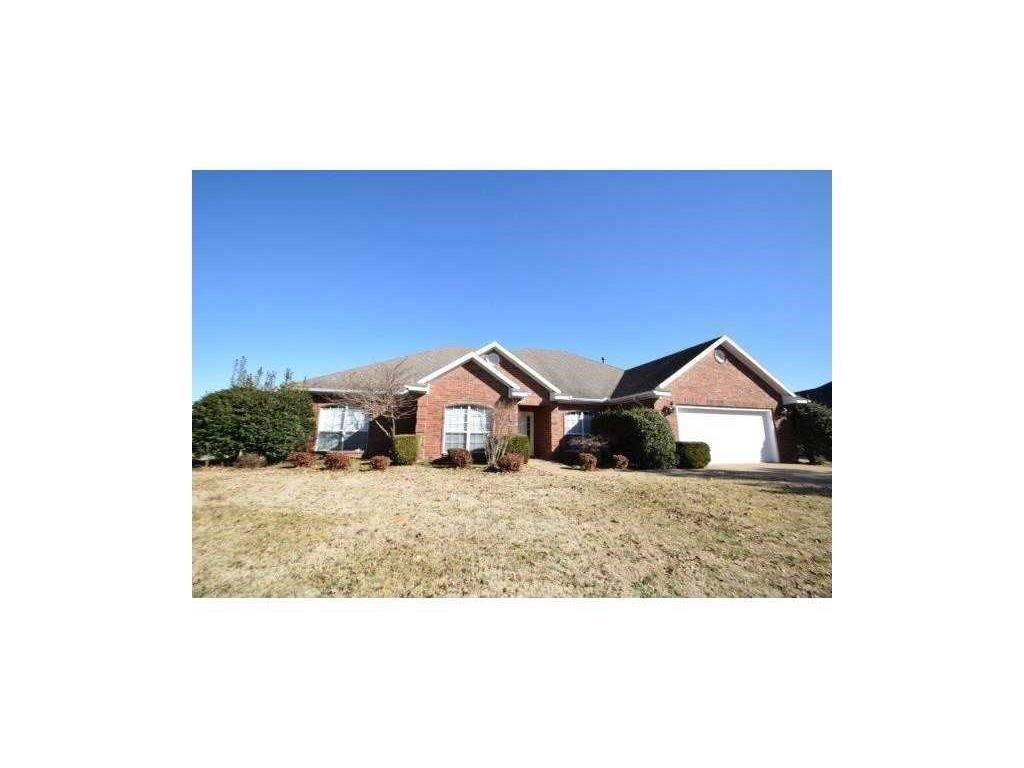 Beautiful home located in the gated Pinnacle S/D. 4 bed, 3.5 bath, study, 2 car garage, nice big yard.
