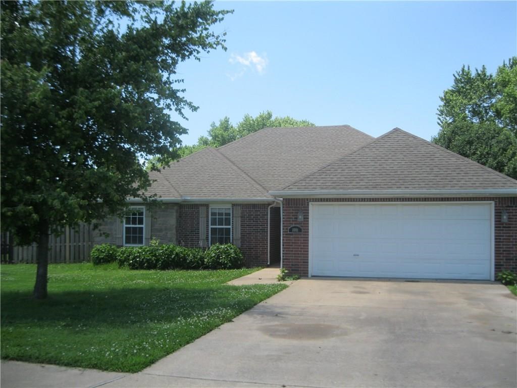 Nice 3 BR, 2 BA , Open Living/Kit with Fireplace, Privacy Fenced backyard.  Close proximity to schools and only minutes into Bentonville or Rogers.