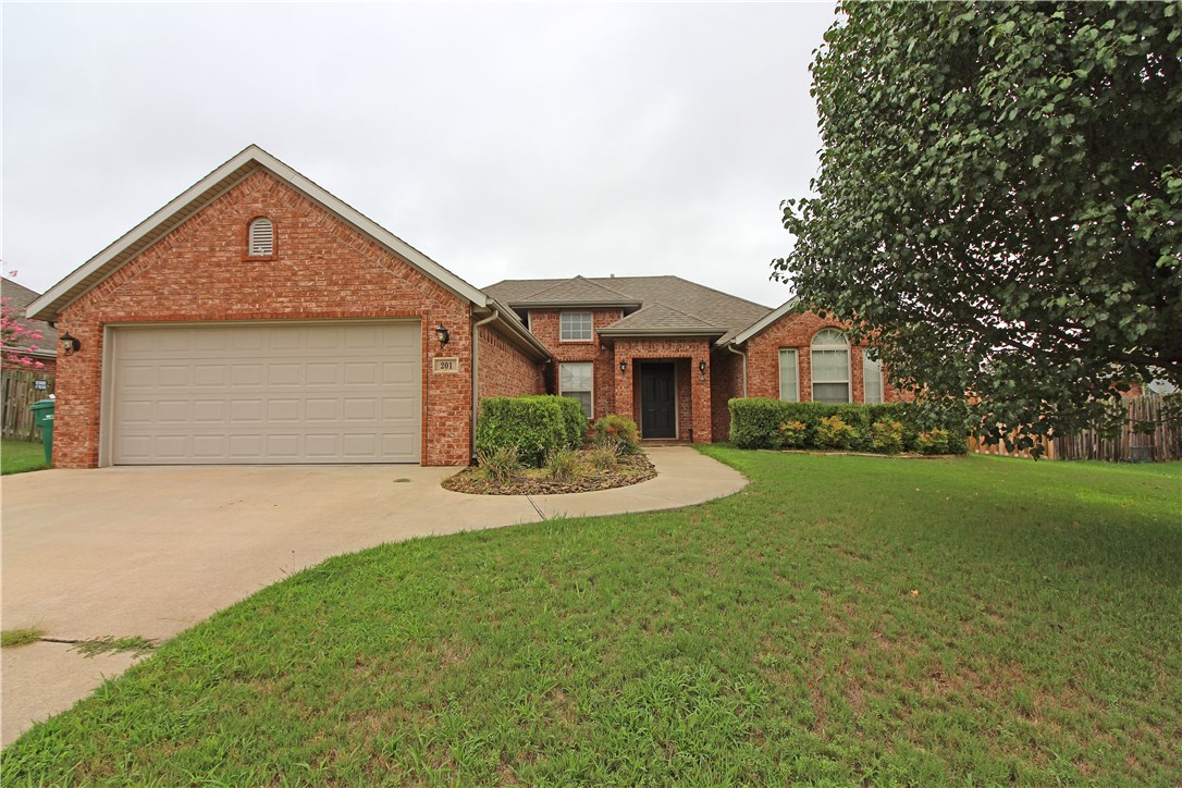 Open plan features large living area with gallery kitchen. Granite throughout, split floor plan, privacy fenced yard. This home is located in the popular Sienna Estates and offer pool, clubhouse and play area as amenities. Pets negotiable with possible increase in Deposit and rental rate increase
