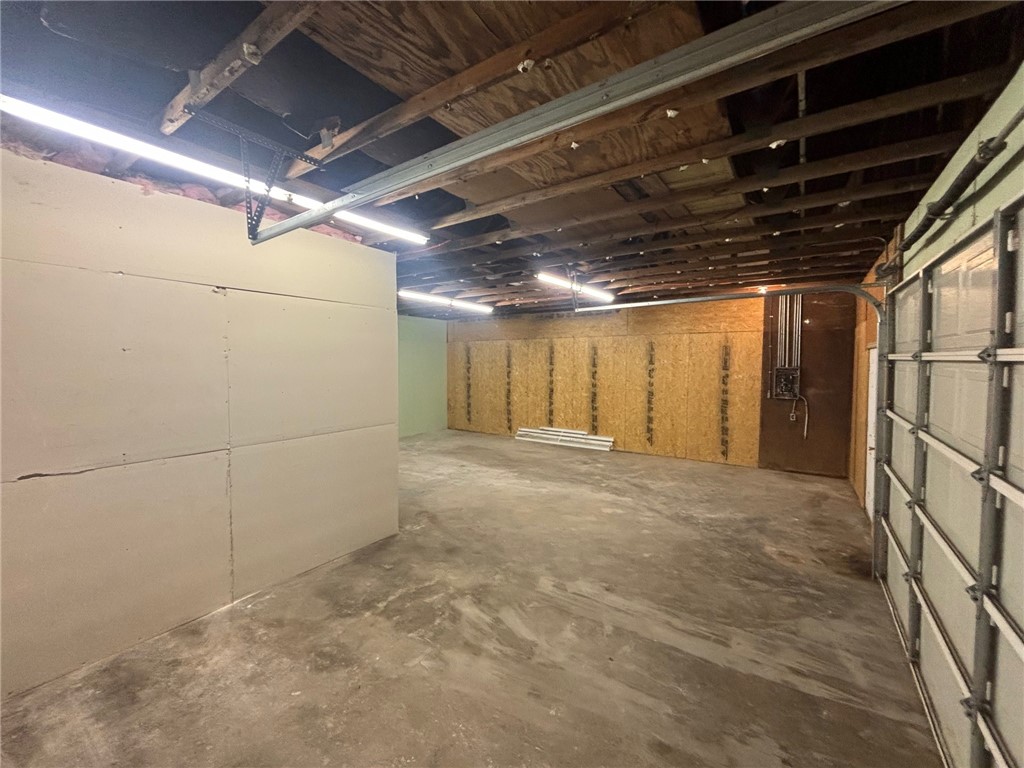 Half acre lot with 60 X 30 building. 1800 Square Feet. Office area has been built/finished out and is approximately 800 Square Feet w/ HVAC. Office/Reception area, conference room, workroom/private office, & 1 bathroom. Room to build another building.  Situated in a growing market with proximity to downtown Siloam Springs, this warehouse is perfect for businesses looking to establish or expand their presence in Northwest Arkansas. Contact us today to schedule a tour and unlock the potential of this prime industrial space!