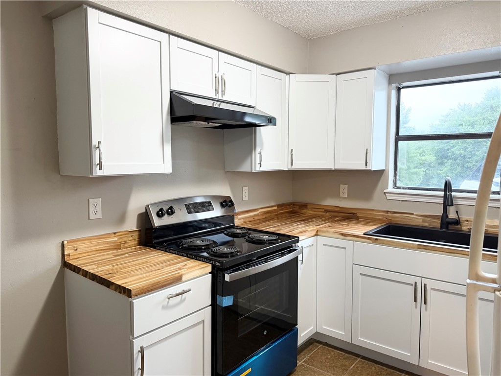 Newly remodeled 2 bed, 2 bath multifamily unit in the heart of Gravette, AR. Recently installed butcher block countertops and freshly painted cabinets. Washer and dryer hookups available. Close to downtown with access to shopping and local restaurants. Negotiable on terms and deposit. Agent owned