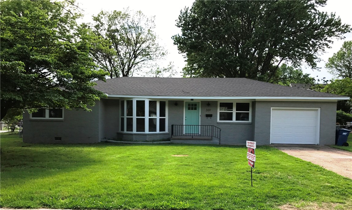 Dont miss this beautifully updated home walking distance to the Benton ville Square.   Br 2 Full Bath, new master closet, all new appliances and granite in kitchen.  Beautiful bay window in the living area, seperate dining room, all updated with grey tones.  Easy access to shopping and Bentonville Town square . Owner to manage with approved application NO PETS