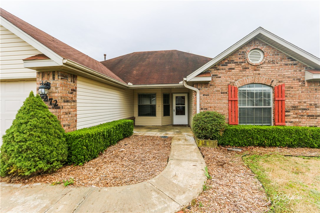Well maintained home in Deer Valley neighborhood. Split floorplan with large kitchen and living room. Spacious backyard with a large deck perfect for entertaining and summer nights!