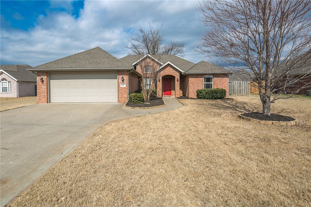 Move in ready, Sienna Estates home on a quiet street. Split floor plan with an open layout & designed to maximize space. New carpet in 2016, flat driveway, & a large tree in the backyard. New updated landscaping in the front yard with mature plants. Lots of natural light. Club house amenities - pool, workout room, common area that can be reserved for events. Neighborhood park 1 block away. Fridge & above ground storm shelter are negotiable.