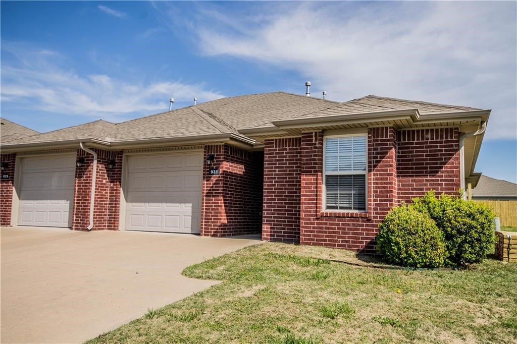Great 3 bedroom 2 bath duplex in Centerton! Duplex features: split bedroom plan, eat-in-kitchen, open living space, fenced backyard, 1 car garage, central heat and air, and quick access to HWY 102! Ready to move in! Schedule your showing today!