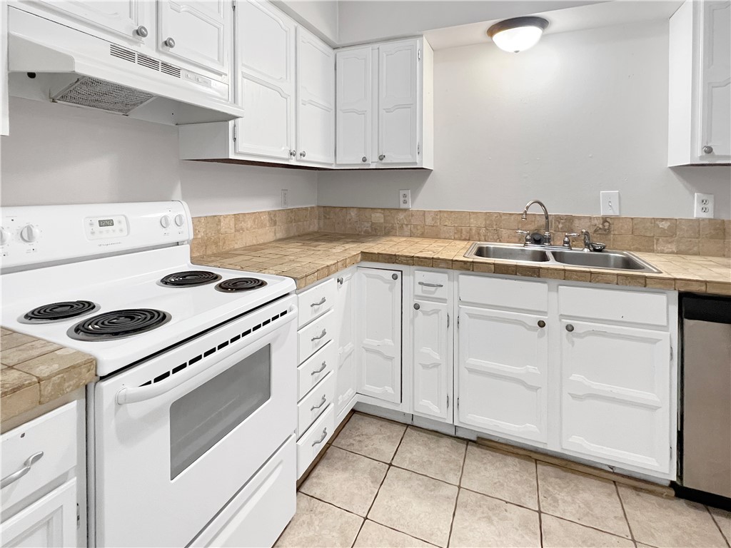 Townhouse Tct 3 A/K/A Drake Court Bvv - Residential
