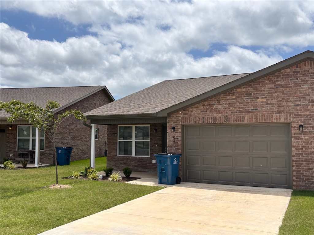 New duplexes in Bentonville close to NWA Regional Airport for lease, Home features 3 bedrooms, 2 bathrooms, 2 car garage, LVP throughout home, granite countertops, ceiling fans, open floorplan, covered back patio for grilling/entertaining, fenced in yard and all appliances. 1 month free rent with all 13 month leases signed by September 1, 2026.