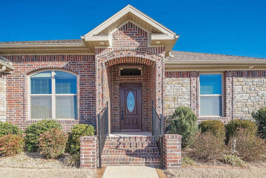 Fantastic Cornerstone Const Home, Near Walmart HQ, Trails, Shopping & Schools. Community Pool w/Playground. Home Offers Many Great Features including Open Floor-Plan, Extensive Crown Molding w/Mood Lighting all throughout, Custom Cabinets, Hand Scraped Hardwood Floors, Security System, Central Vac, SS Energy Star Appliances w/Refrigerator, Granite Counter tops throughout, Hidden Pantry, Soft Closing Cabinets, Granite Composite Sink, Insulated Garage w/Side Door, Jack-N-Jill Bathroom, Fully Tiled Baths, Amazing Master Closet, Great Size Bedrooms, Great Family Neighborhood!!