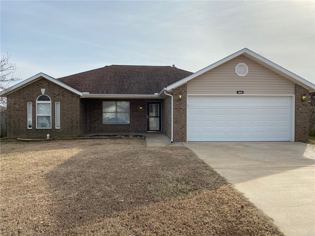 3 bedrooms/2 full baths-split floor plan- no carpet!  2 car garage. All kitchen appliances. Neutral colors throughout. Fence rear yard.  Conveniently located just minutes Bentonville West High school, shopping, restaurants and  parks.