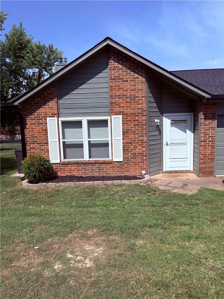 Not your average duplex! Beautiful custom cabinets, pantry. Glass cook top, microwave vent. Washer/dryer, refrigerator furnished, top of line DW.  Wood look tile through-out, covered patio, nice laundry room, room for a freezer.
Extra parking pad will accommodate 3 cars if one is in the garage. Close to shopping, Hospital, swim park, more! HVAC heat/air vents just professionally cleaned as well as the dryer vent, for your comfort and peace of mind.
THIS IS A LOVELY, LIKE NEW DUPLEX UNIT.  Garage/ epoxy flooring, freshly painted walls/ceiling.