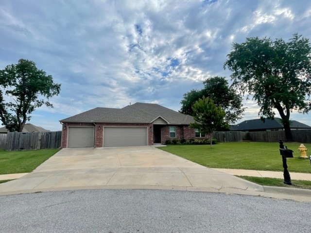 Spacious Single Family Home in the Heart of Pea Ridge. This property features a 3 car garage, wood look ceramic tile throughout, eat in kitchen, gas log firplace in living room, 2" faux wood blinds, walk in closets, large privacy fenced in back yard on cul de sac lot and more.
