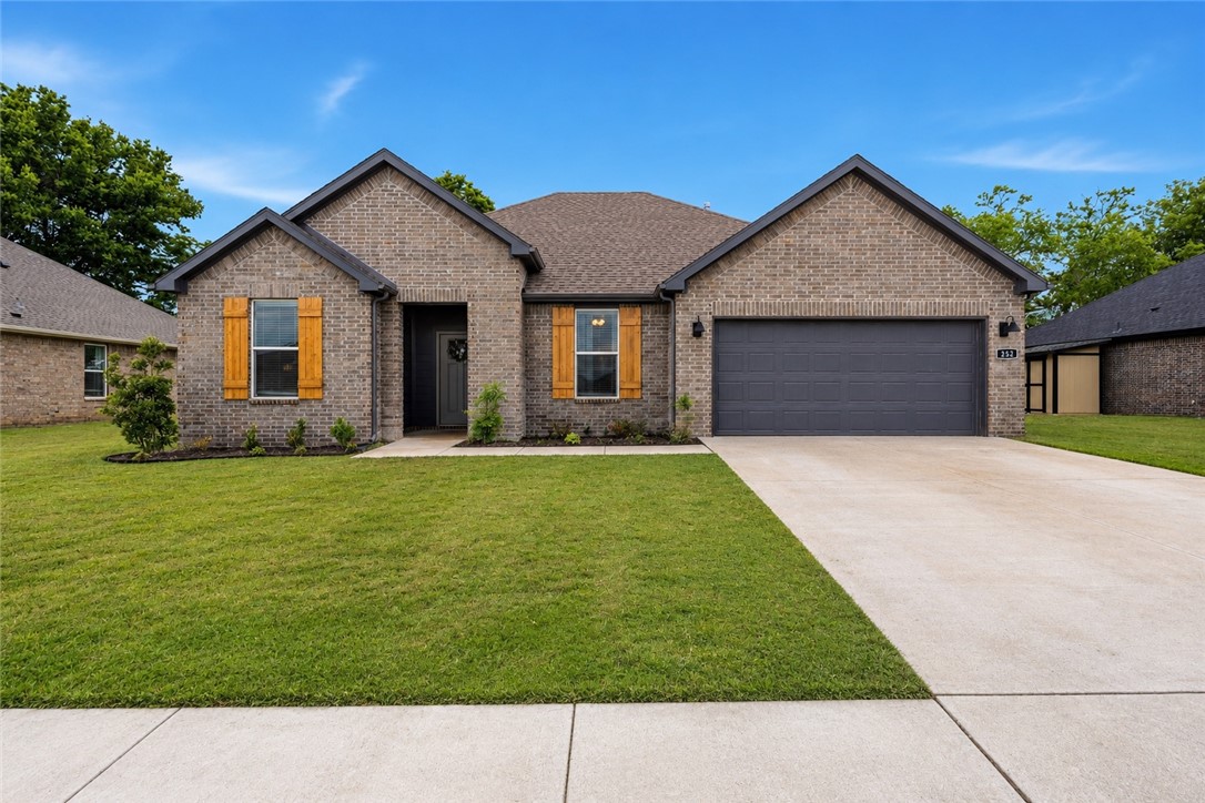 Beautiful like-new 3-bedroom, 2-bath home in excellent condition, located in an established neighborhood with mature surroundings and a welcoming atmosphere. This move-in-ready home offers a functional layout, spacious living areas, and pride of ownership throughout. Enjoy the convenience of being just minutes from Weddington and Fayetteville, providing easy access to shopping, dining, schools, and entertainment, while still experiencing all the charm and community that Farmington has to offer. A wonderful opportunity to own a well-maintained home in a highly desirable location.